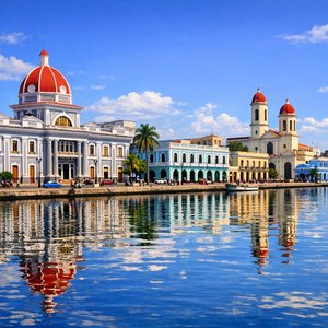 Orla de Cienfuegos ao Meio-dia — Reflexos Neoclássicos
