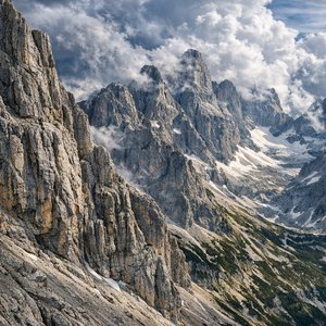 Picos calizos del Dachstein en una luz dramática entre nubes