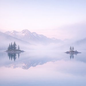 Morgendämmerung über dem nebligen Alpensee