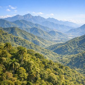 Cumes Montanhosos Iluminados do Leste de Cuba