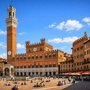 Piazza del Campo, Siena — Palazzo Pubblico & Torre del Mangia im toskanischen Sonnenschein